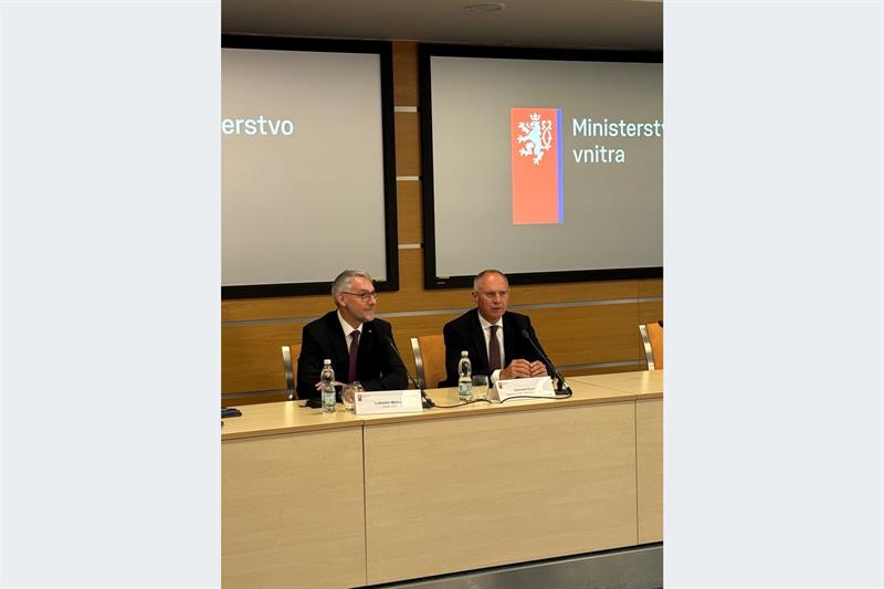 Innenminister Gerhard Karner und der tschechische Innenminister Lubomír Metnar in Prag.